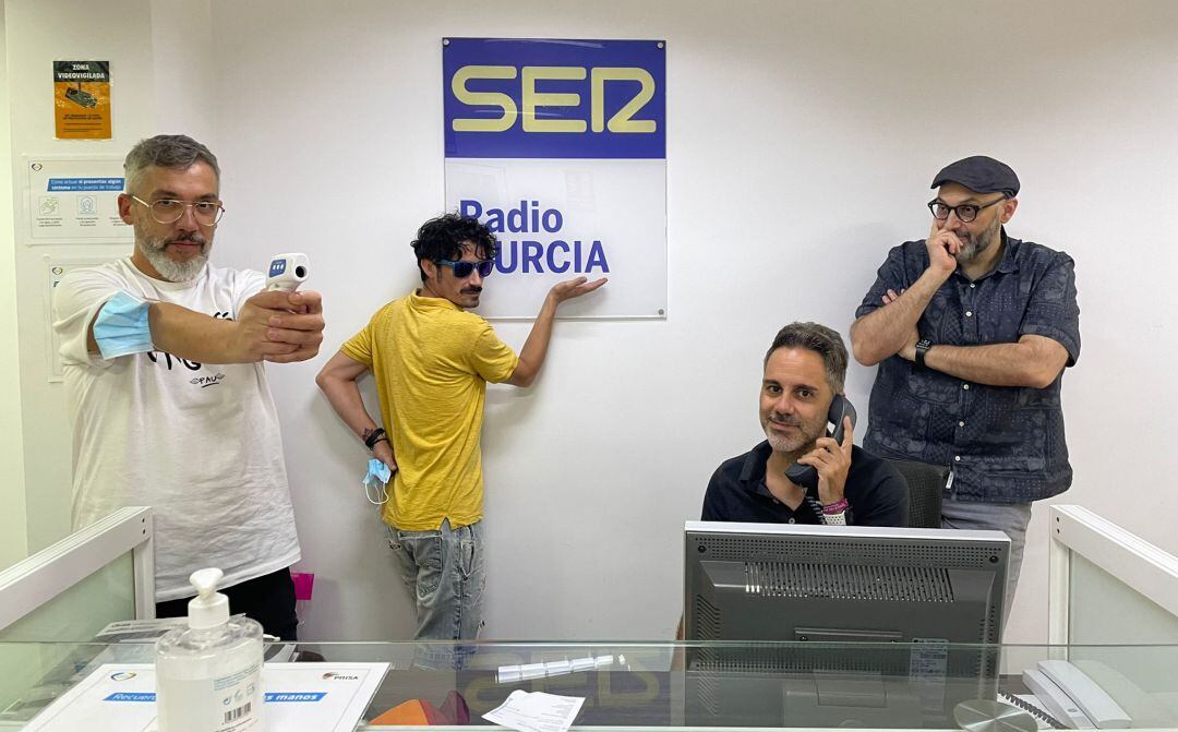  El conductor del programa Paco Sánchez, de blanco, acompañado del cantante y compositor Fran Ropero, de amarillo; el escritor y profesor universitario, Miguel Ángel Hernández, y Ángel Cruz, coordinador de la Filmoteca Regional Francisco Rabal, en los est