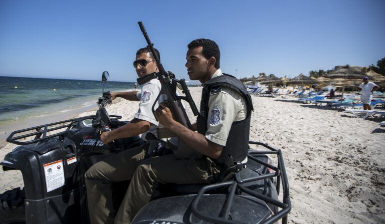 Dos militares, montados sobre un quad, patrullan la playa en la que se produjo el atentado el pasado viernes.