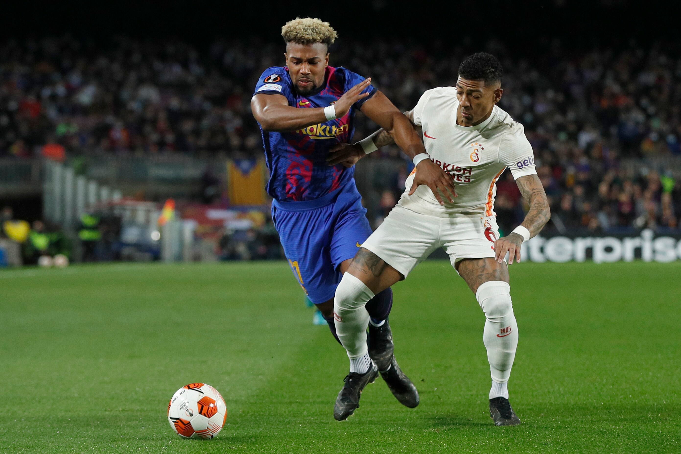 BARCELONA, 10/03/2022.- El delantero del FC Barcelona Adama Traoré lucha con Sacha Boey, del Galatasaray