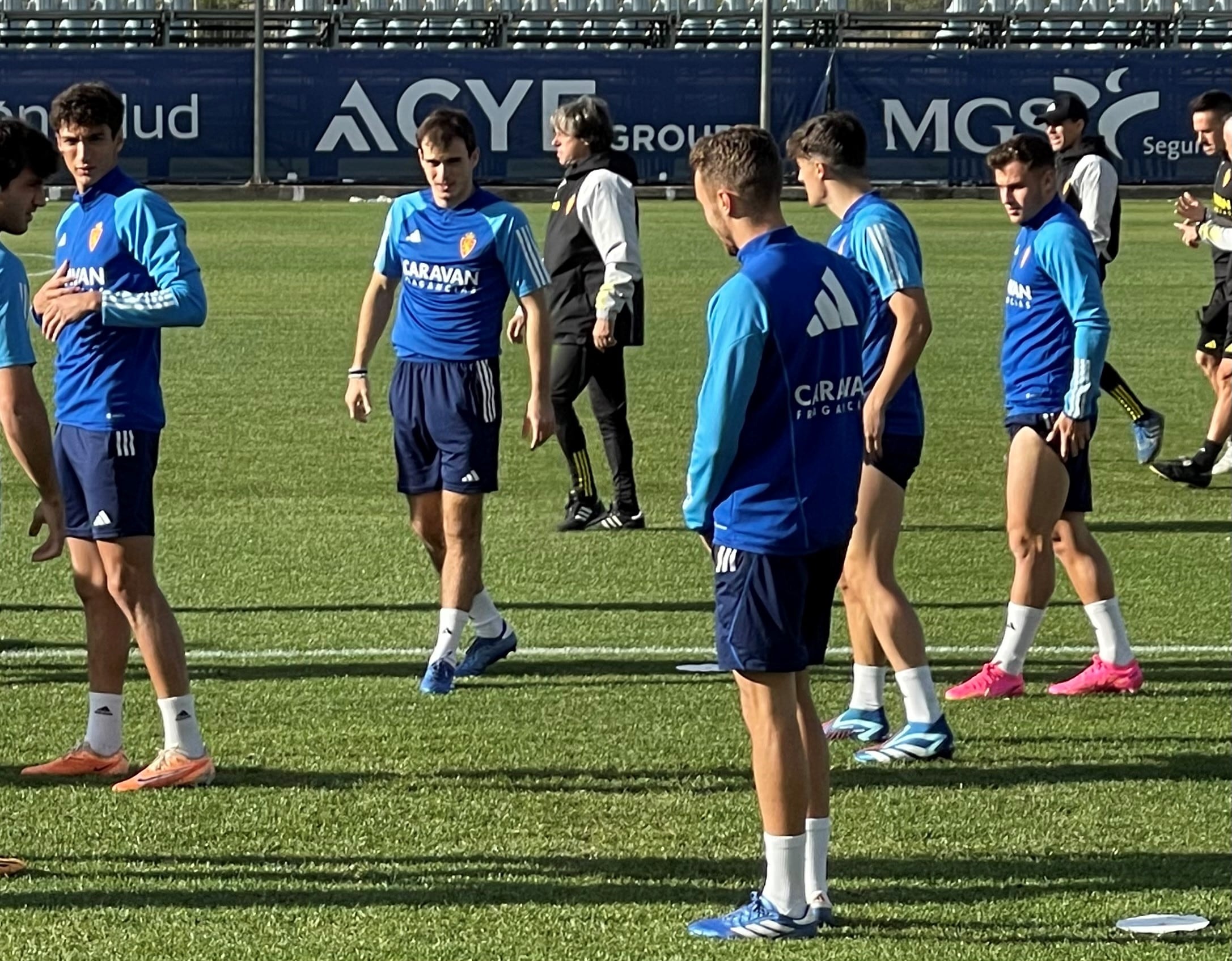 Francho, en el medio de la imagen, durante el entrenamiento de esta mañana en la Ciudad Deportiva