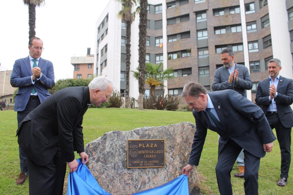 Benito Gallego y Alfredo Canteli descubren la placa situada en los jardines del centro de la plaza