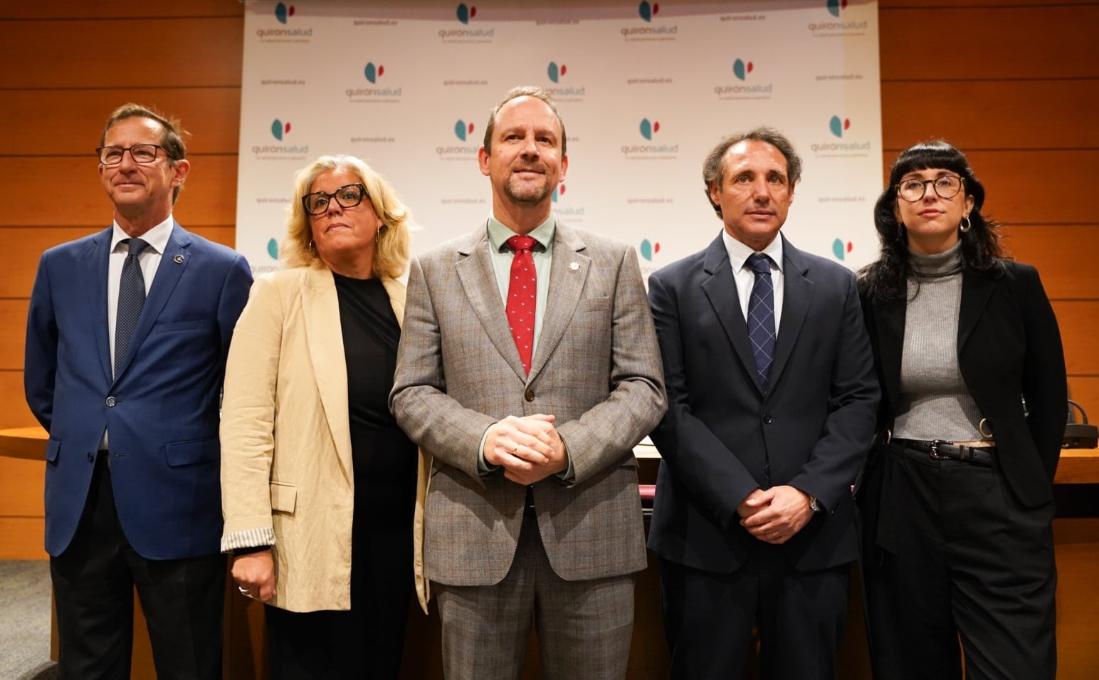 De izquierda a derecha, Enrique Esquivias, miembro del Consejo de la AECC; Alexia Sánchez, directora gerente del Hospital Quirónsalud Infanta Luisa; José Ignacio García, rector de la UNIA; Antonio Feria, director gerente del Hospital Quirónsalud Sagrado Corazón; y Alicia Ruiz, responsable de Programas de Concomitentes