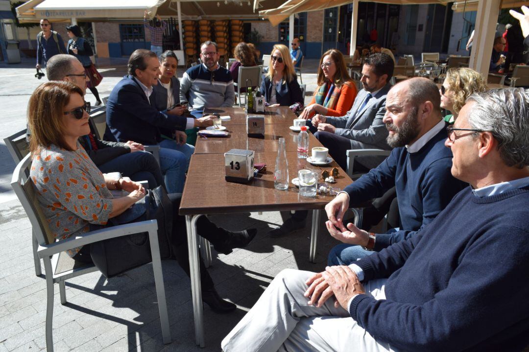 El candidato al Congreso de C´s, Miguel Garaulet, explica las propuestas de su formación a los ciudadanos en la Plaza del Romea