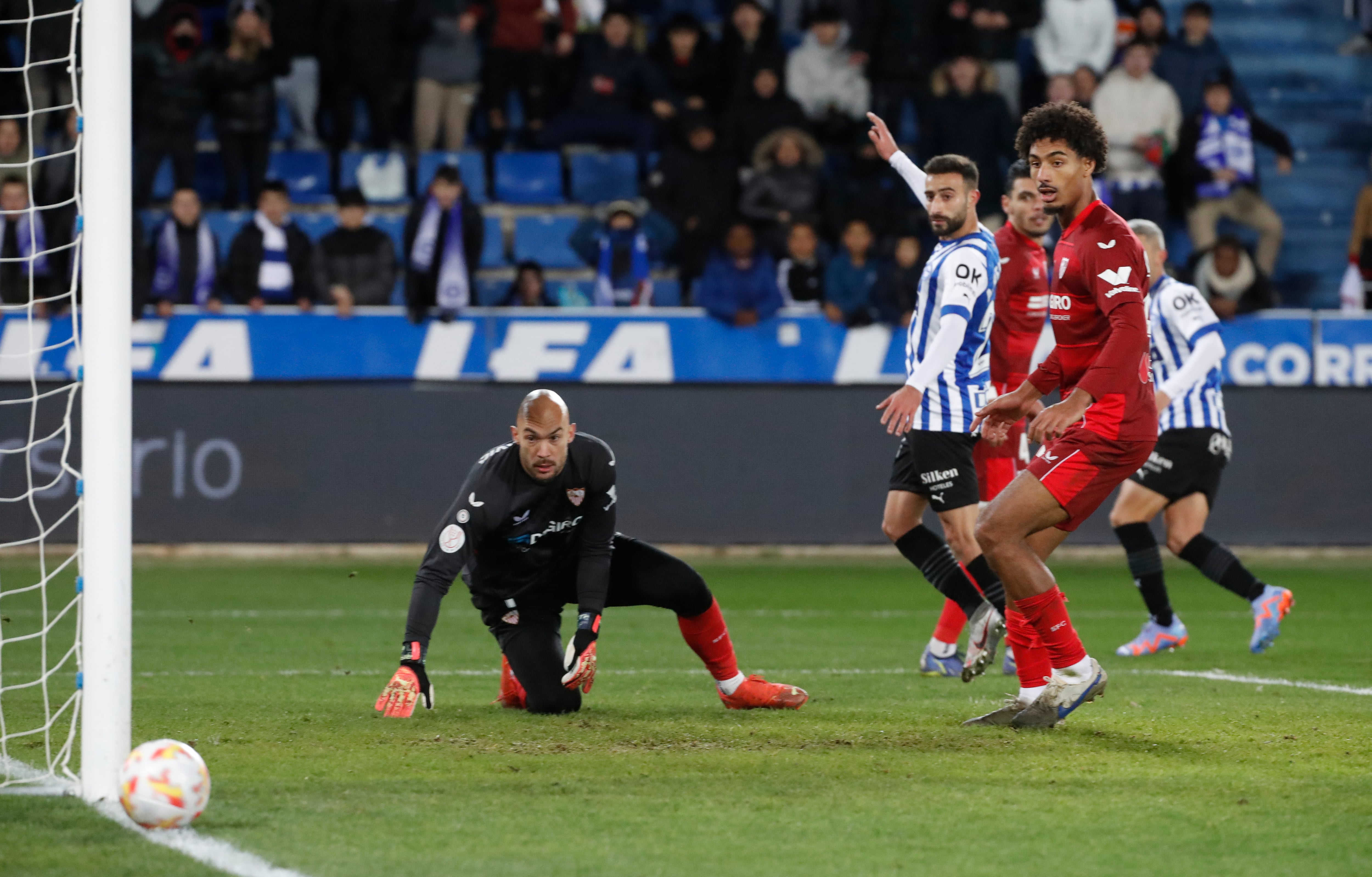 VITORIA , 17/01/2023.- Los jugadores del Alavés fallan una ocasión de gol, durante el partido de octavos de final de la Copa del Rey que Deportivo Alavés y Sevilla FC disputan este martes en el estadio de Mendizorroza, en Vitoria. EFE/ David Aguilar
