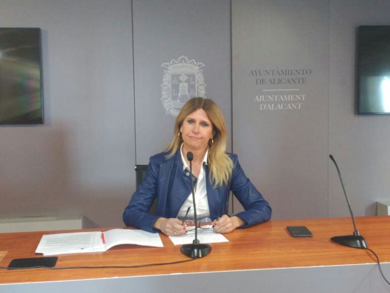 La edil socialista en sala de prensa del Ayuntamiento de Alicante