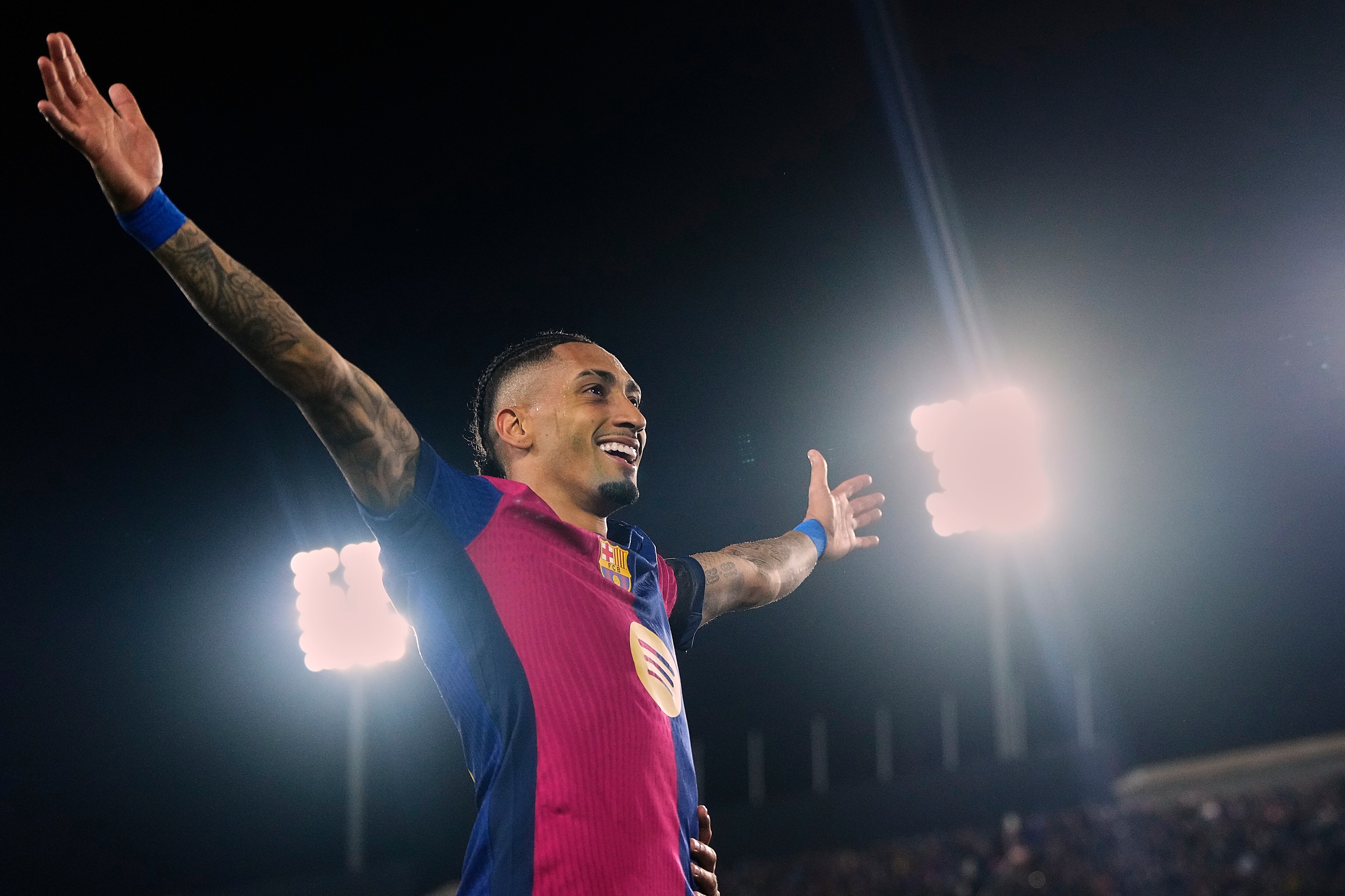 Raphinha celebra uno de sus goles frente al Benfica en la vuelta de octavos de la Champions League
