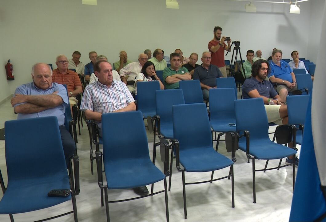 Asistentes a la asamblea del CF Gandia