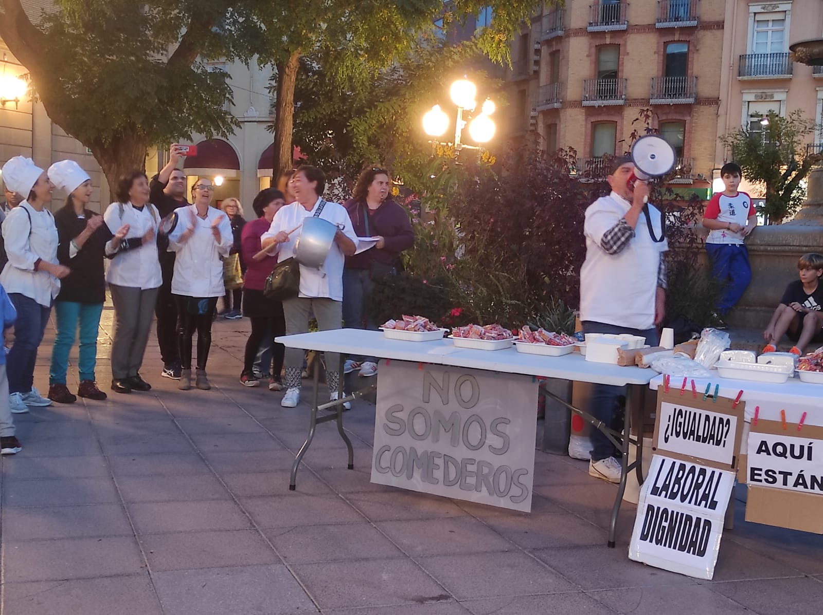 Manifestación de cocineros de comedores escolares en Hueca
