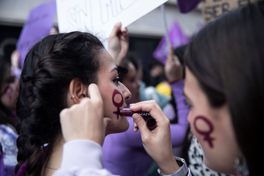 Dos mujeres, durante una de las manifestaciones del 8M en Sevilla.