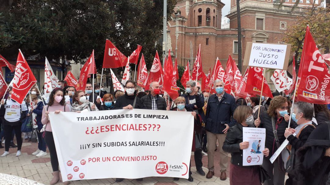 Hoy se ha llevado a cabo una concentración en la Plaza María Agustina de la capital de La Plana y mañana será en la Plaza Las Aulas