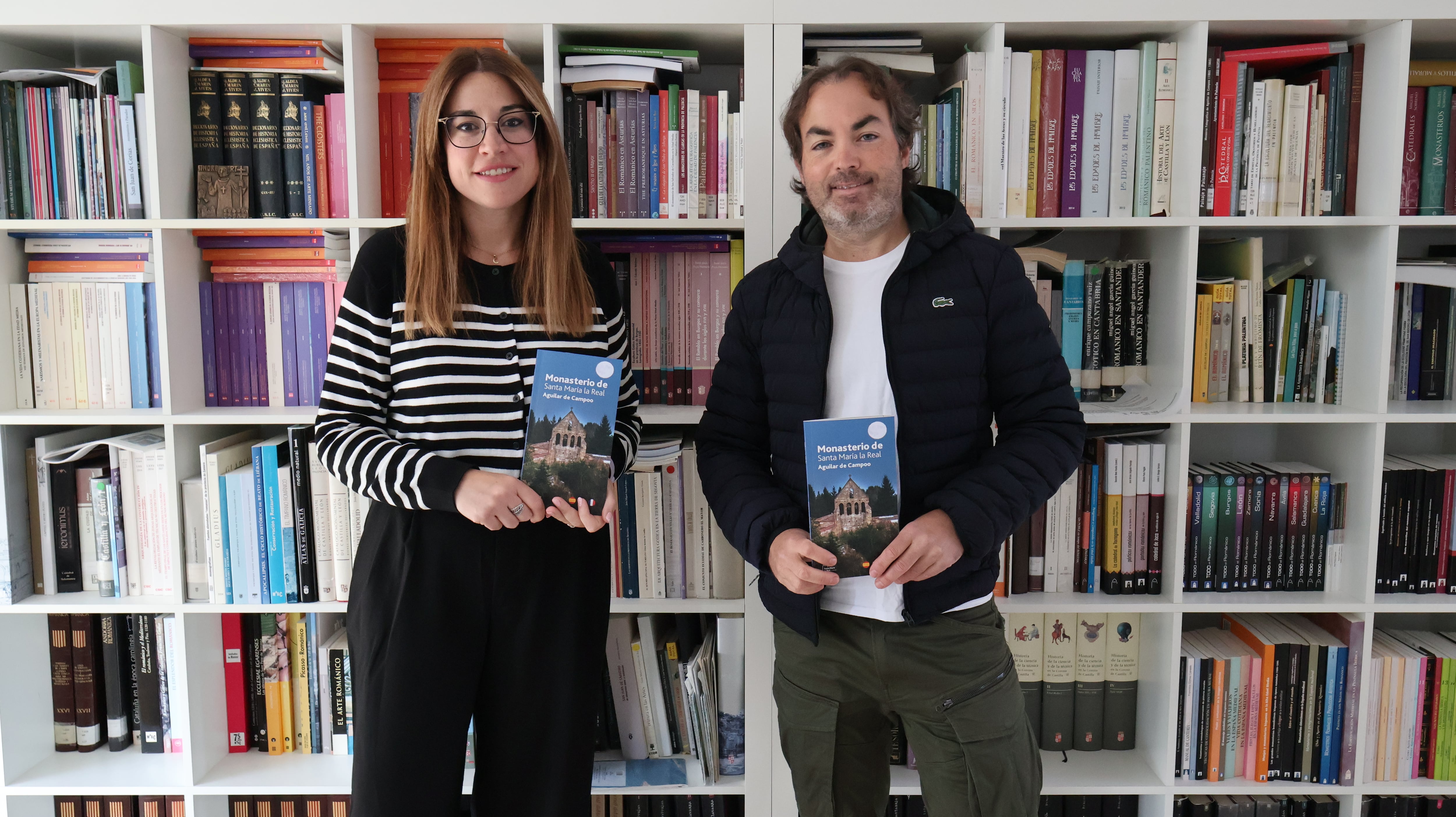 La FSMLR presenta con una visita nocturna la nueva guía del Monasterio de Santa María la Real