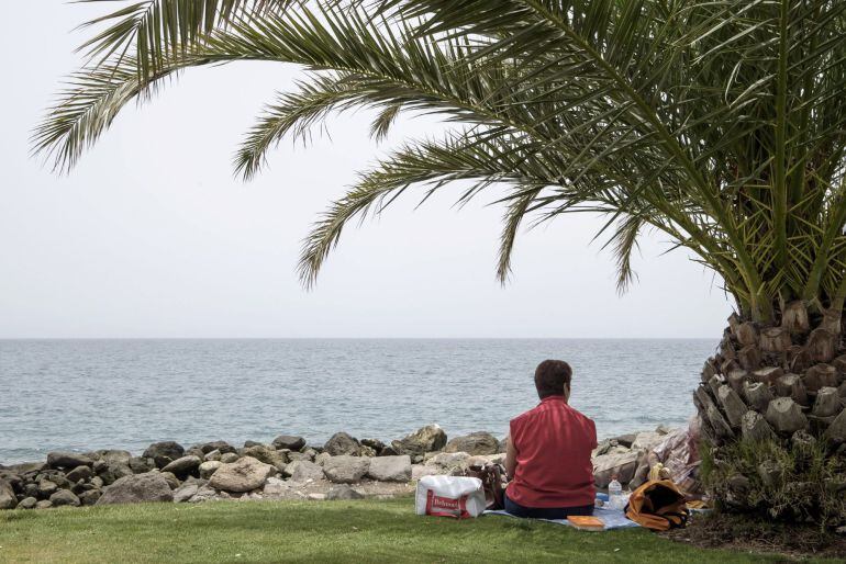 GRA326.ARGUINIGUÍN (CANARIAS). 07/07/2015.- El municipio de Mogán, en el sur de Gran Canaria, se registró una temperatura de 37,7 grados a las 5:20 de la madrugada, según la Aemet, y a mediodía vecinos y turistas buscaban la sombra para mitigar estas temperaturas. EFE/Ángel Medina G.