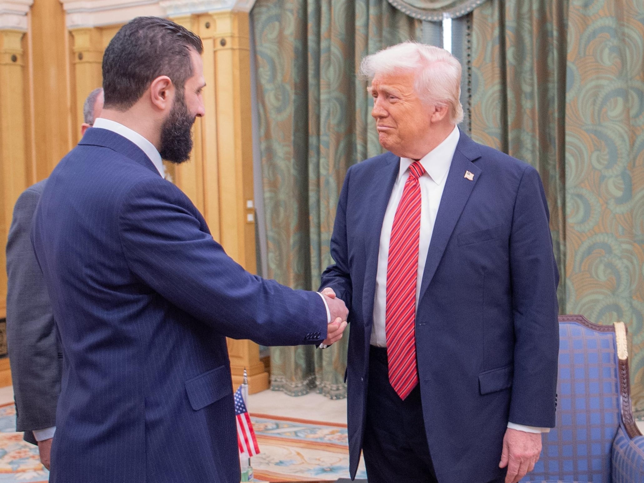 El presidente de Estados Unidos, Donald Trump, estrecha la mano al presidente interino de Siria, Ahmed al Sharaa.