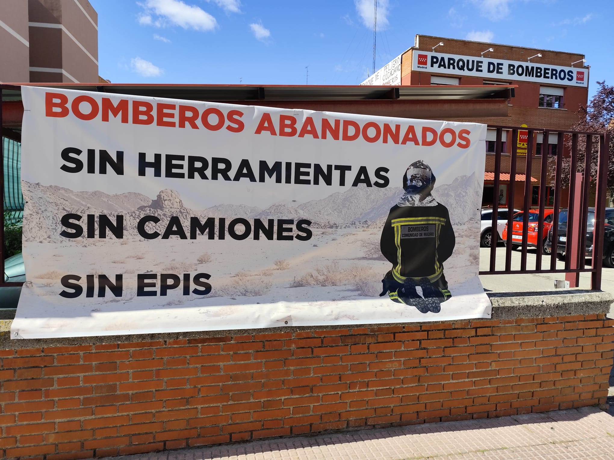 Cartel en el parque de bomberos de Móstoles