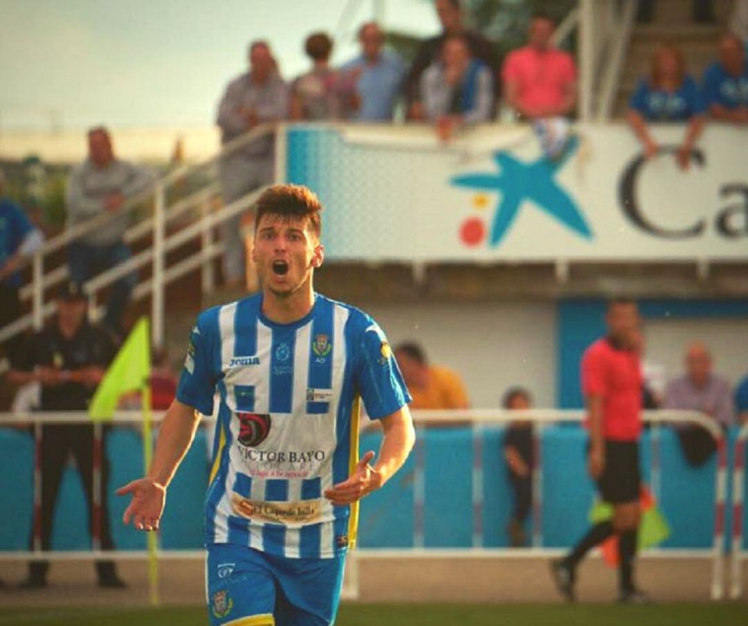 El centrocampista navarro durante un encuentro con la elástica blanquiazul en El Montecillo.