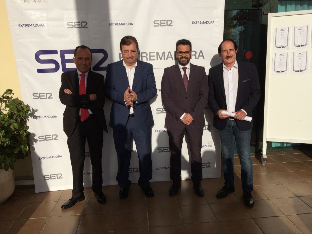 Los principales ponentes junto al director de SER Extremadura al inicio del foro