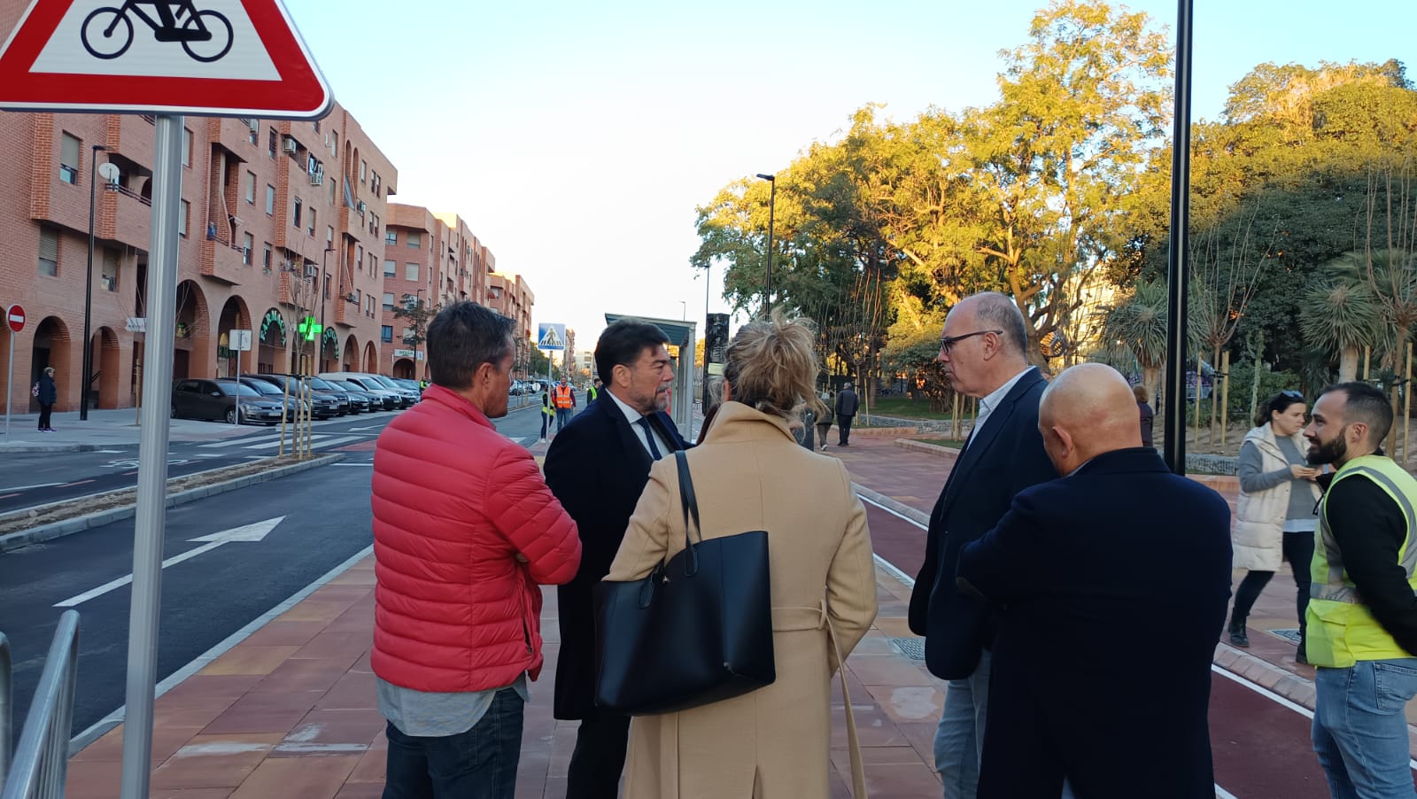 El alcalde de Alicante, Luis Barcala, en la Avenida Antonio Martín Trenco, en San Blas. Foto: Ayuntamiento de Alicnte