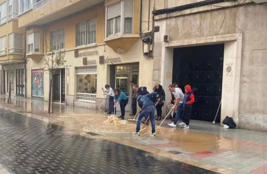 Achican agua en un establecimiento de la recién remodelada calle Burgos de la capital palentina