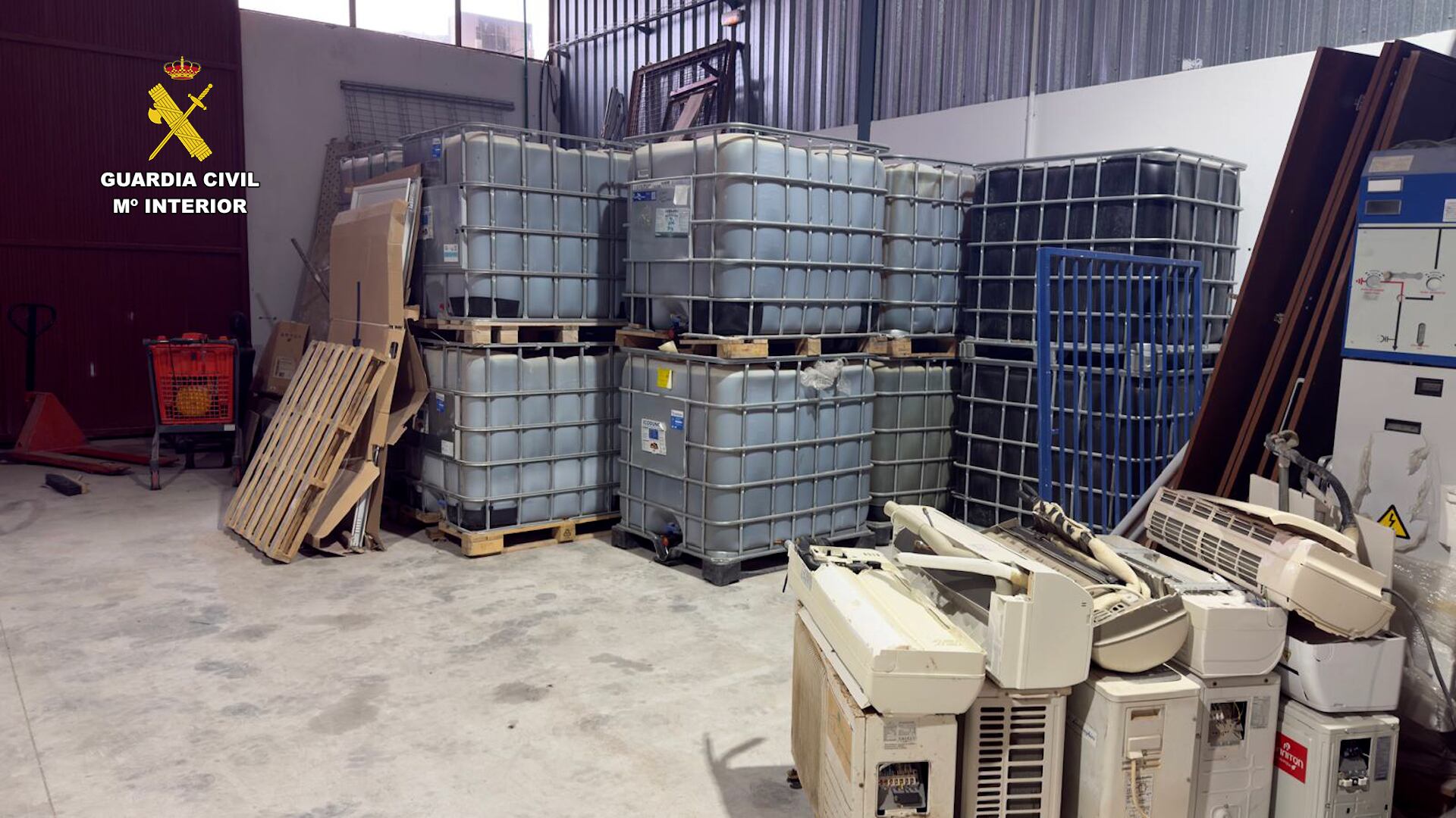 La Guardia Civil ha desarticulado una organización criminal acusada de estafas, falsedad documental y receptación en las provincias de Almería, Alicante y Murcia, tras detener a 15 personas acusadas de defraudar más de 196.000 euros mediante la obtención fraudulenta de combustible y diverso material