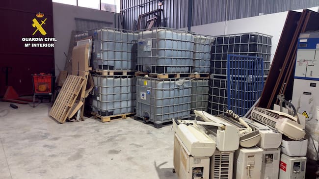 La Guardia Civil ha desarticulado una organización criminal acusada de estafas, falsedad documental y receptación en las provincias de Almería, Alicante y Murcia, tras detener a 15 personas acusadas de defraudar más de 196.000 euros mediante la obtención fraudulenta de combustible y diverso material