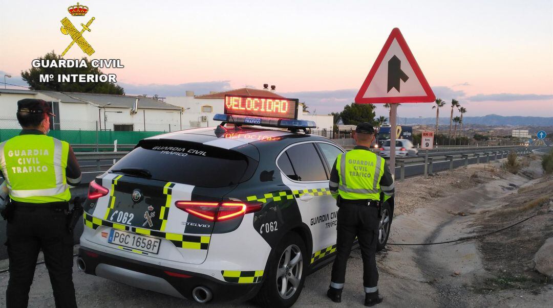 Agentes de la Guardia Civil durante un control de velocidad