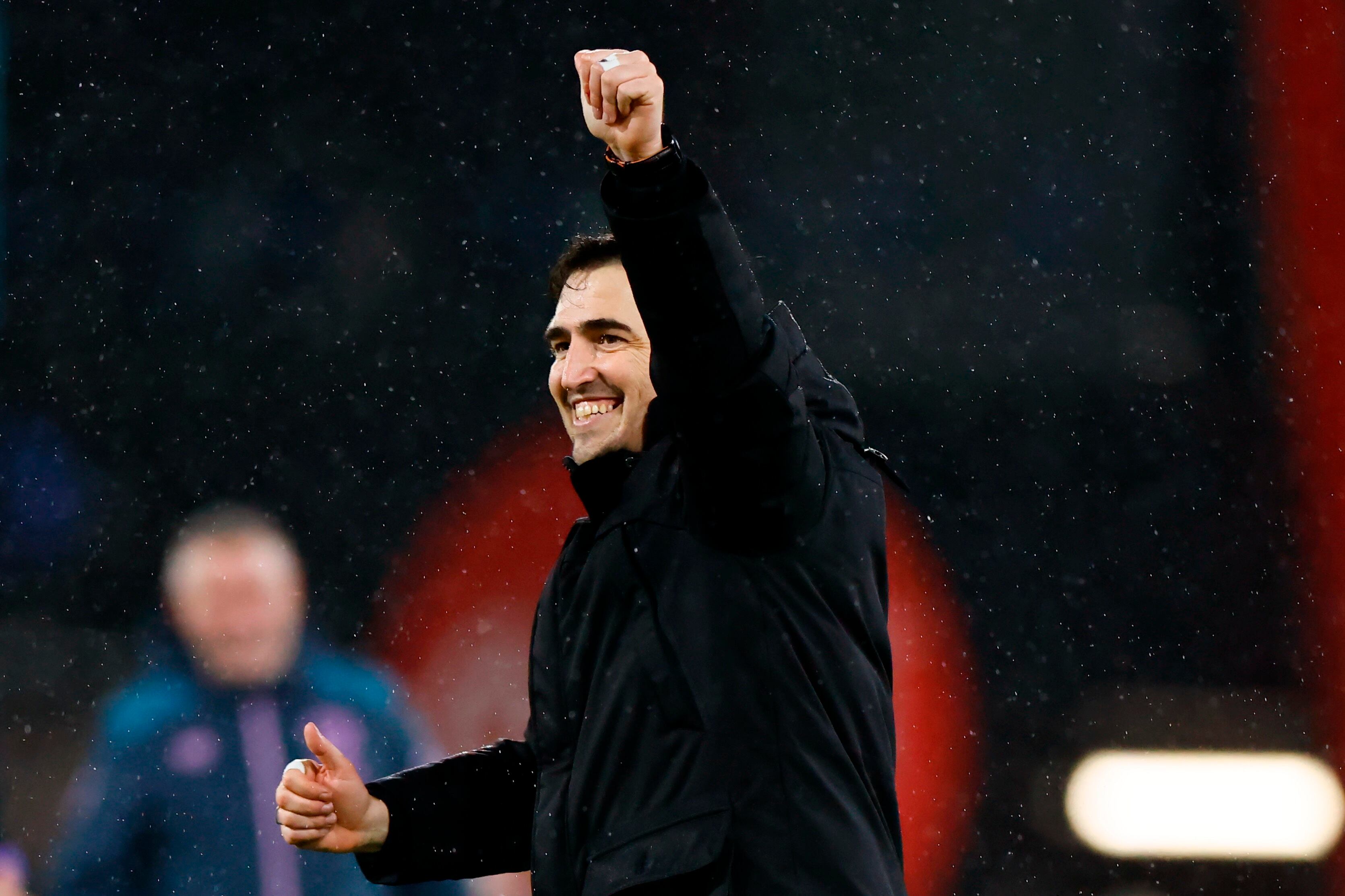 BOURNEMOUTH (United Kingdom), 24/01/2026.- Bournemouth manager Andoni Iraola celebrates winning the English Premier League match between AFC Bournemouth and Liverpool FC, in Bournemouth, Britain, 24 January 2026. (Reino Unido) EFE/EPA/TOLGA AKMEN EDITORIAL USE ONLY. No use with unauthorized audio, video, data, fixture lists, club/league logos, 'live' services or NFTs. Online in-match use limited to 120 images, no video emulation. No use in betting, games or single club/league/player publications.