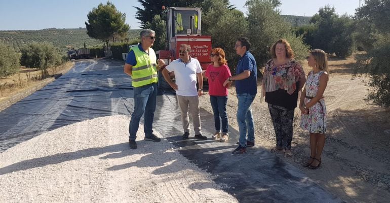 El diputado de Infraestructuras Municipales, José Castro, (segundo por la izqda) junto a la alcaldesa de Úbeda, Toni Olivares, y otras autoridades locales.