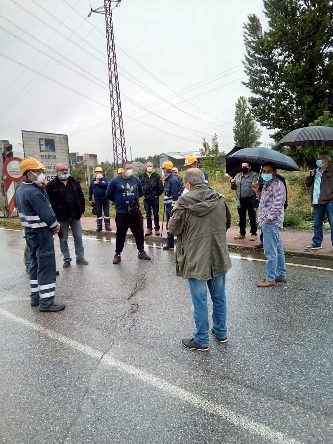 Protestas a la puerta de la central térmica de Endesa.