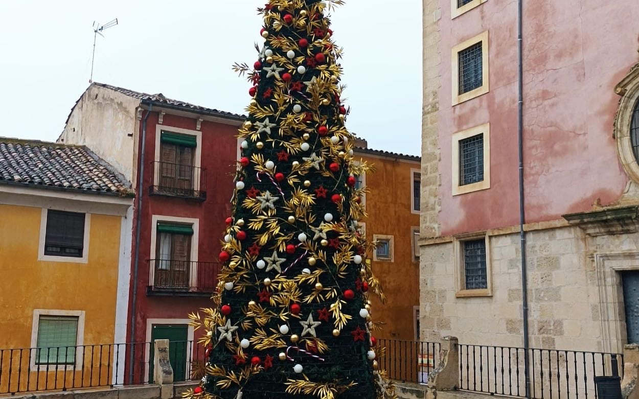 Los adornos que faltan proceden de la parte baja, la más accesible al peatón, pese a que están fijados al árbol