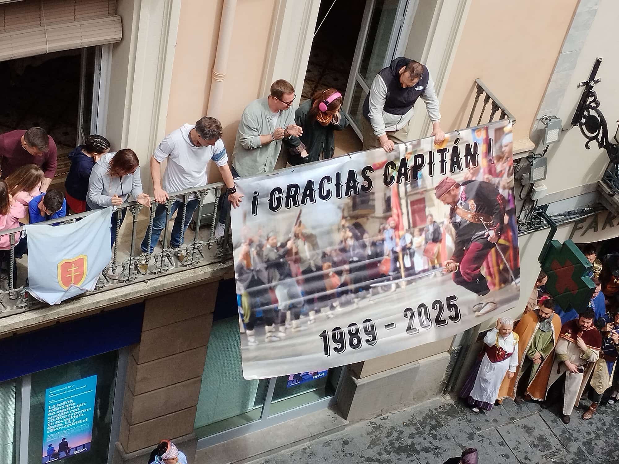 Una gran pancarta le sorprendía justo antes de su última descarga de pólvora