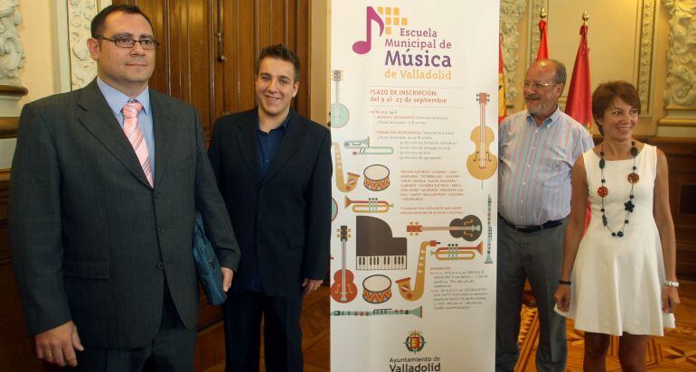 Domi Fernández (d), durante la presentación del curso en la Escuela de Música de Valladolid