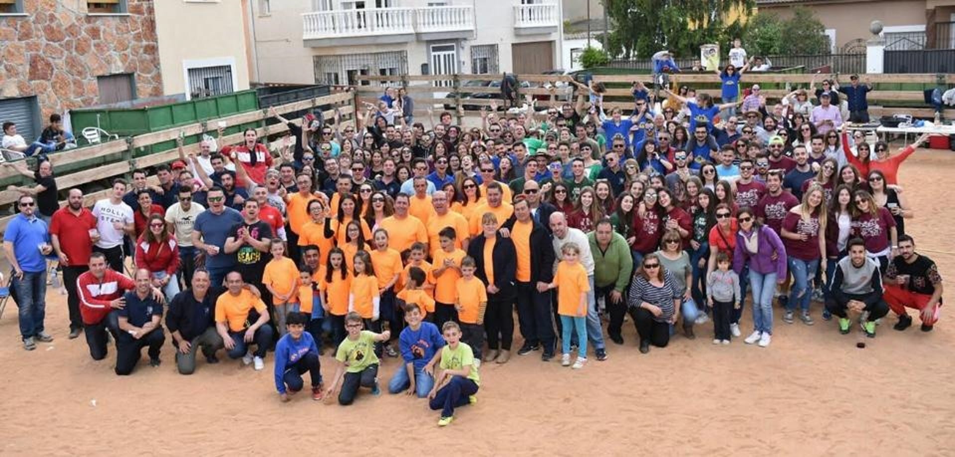 Peñistas en las fiestas de Villar de Cañas.