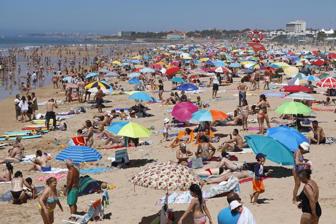 La playa de Carcavelos, a las afueras de Lisboa, este domingo