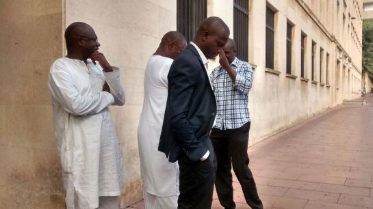 El germà de la víctima acompanyat per altres membres de la comunitat senegalesa.