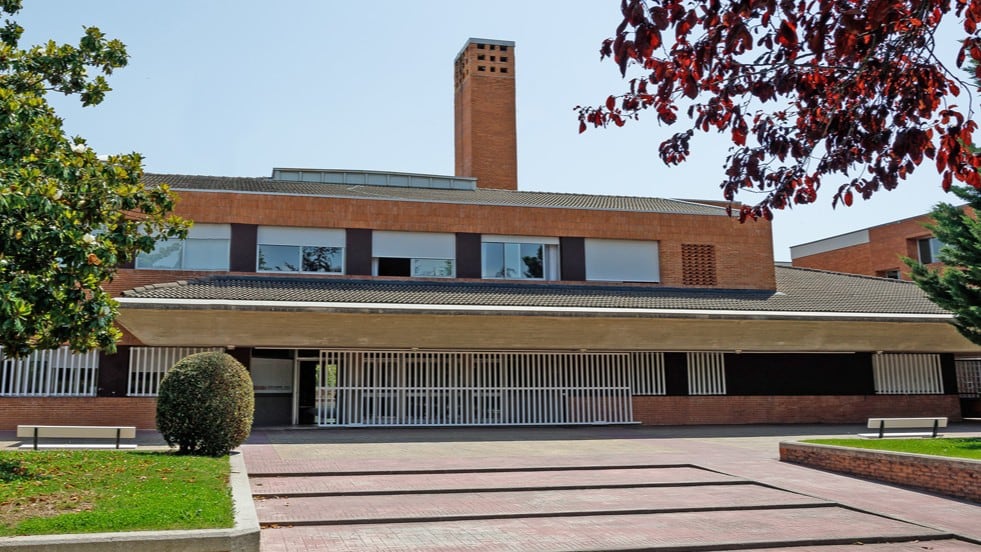 Fachada del colegio del Opus Dei situado en el barrio de la Txantrea de Pamplona