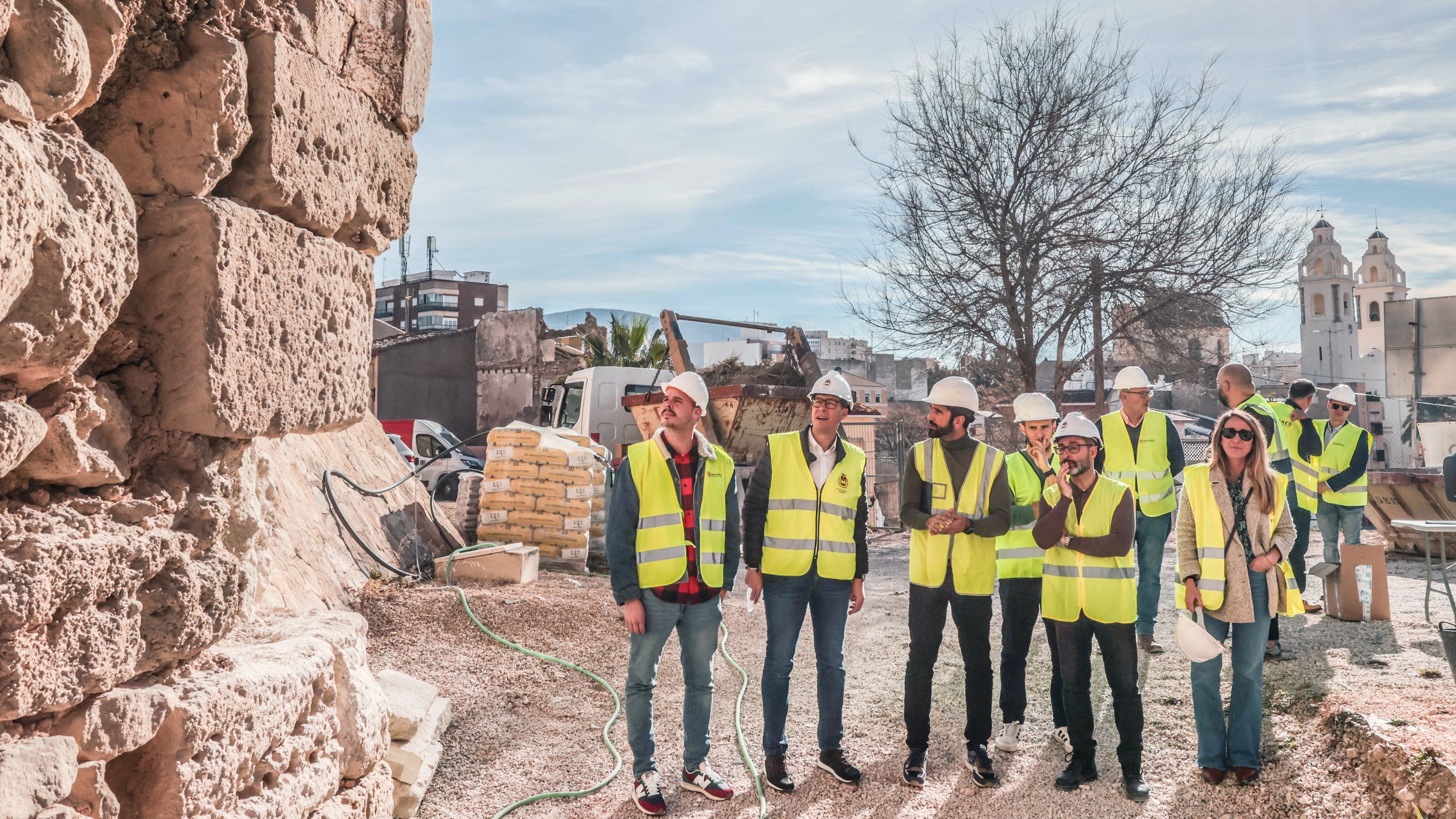 Miembros de la corporación municipal de Elda visitan las obras del castillo