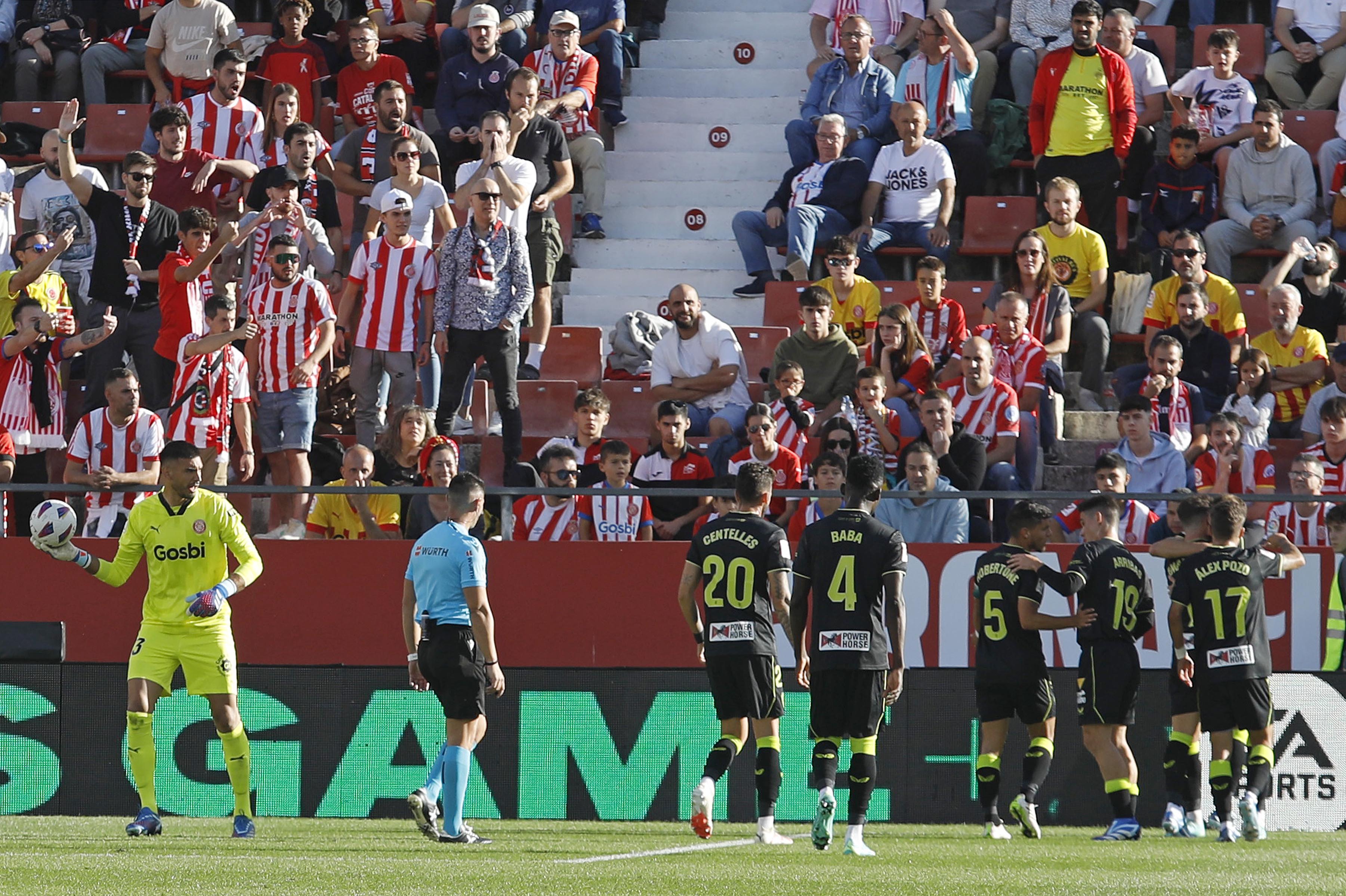 El Almería se puso 0-2 en Montilivi con doblete de Baptistao pero el Girona encontró rápido las debilidades rojiblancas para ganar 5-2.