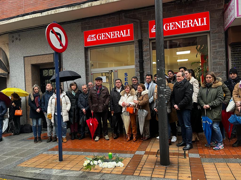 Barakaldo coloca su primera placa en reconocimiento a las víctimas del terrorismo dedicada a Alfredo Ramos Vázquez