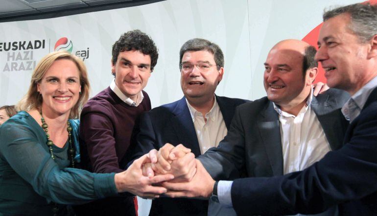 GRA622. BILBAO. 24/05/2015.- (i a d) La presidenta de BBB Itxaso Atutxa, el nuevo diputado de Bizkaia, Unai Rementeria, y el futuro alcalde de Bilbao, Juan Mari Aburto, junto al lehendakari Iñigo Urkullu (d) y el presidente de este partido Andoni Ortuzar (2d), celebran los buenos resultados a la sede central del PNV Sabin Etxea, tras concocer los resultados electorales de las elecciones locales y forales del 24M en el País Vasco. EFE/LUIS TEJIDO.