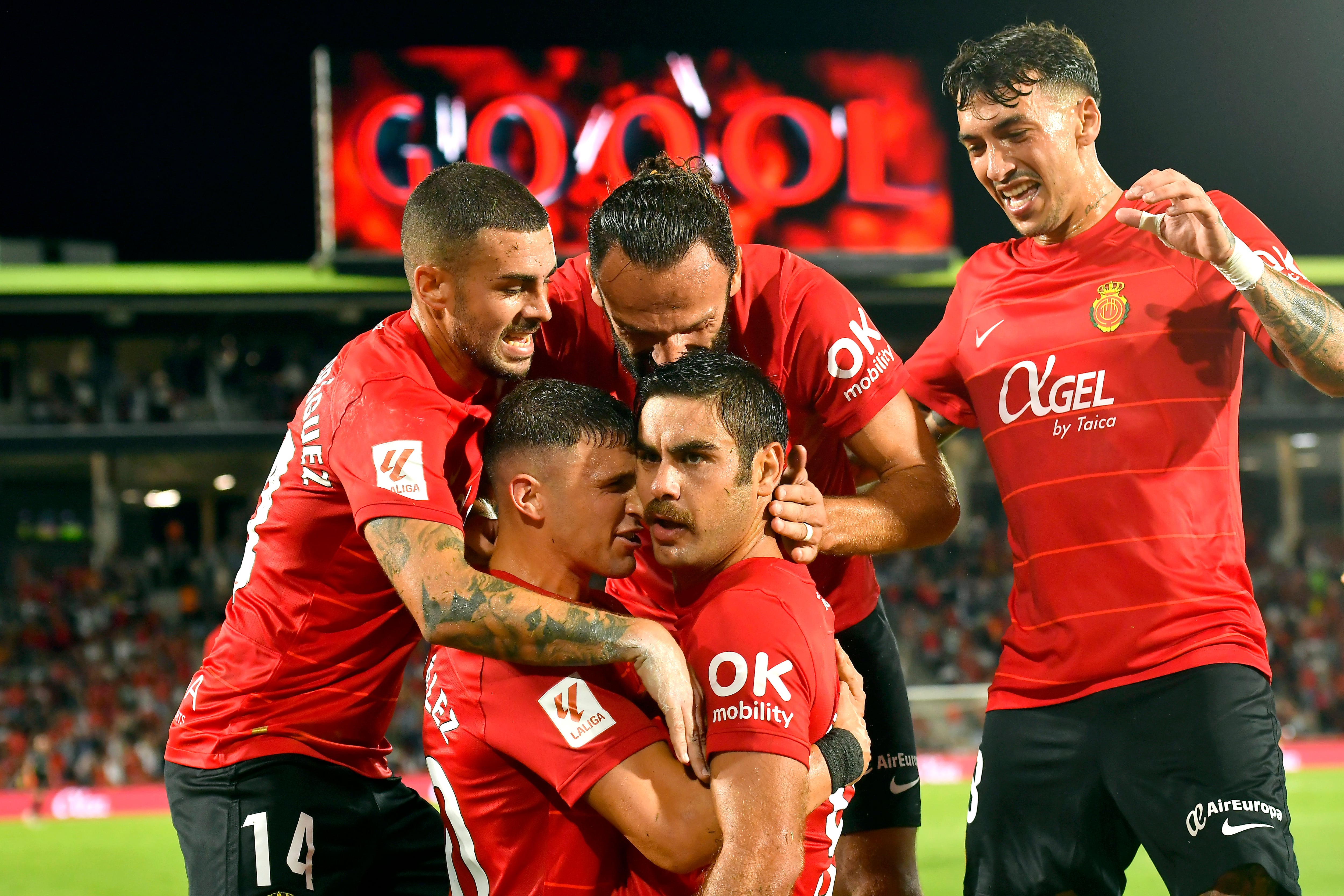 PALMA DE MALLORCA (ISLAS BALEARES), 26/09/2023.- El delantero del RCD Mallorca Abdón Prats (d-abajo) celebra su gol, segundo del equipo, durante el partido de la séptima jornada de LaLiga entre el RCD Mallorca y el FC Barcelona, hoy martes en Son Moix, Palma de Mallorca. EFE/MIQUEL A. BORRÀS
