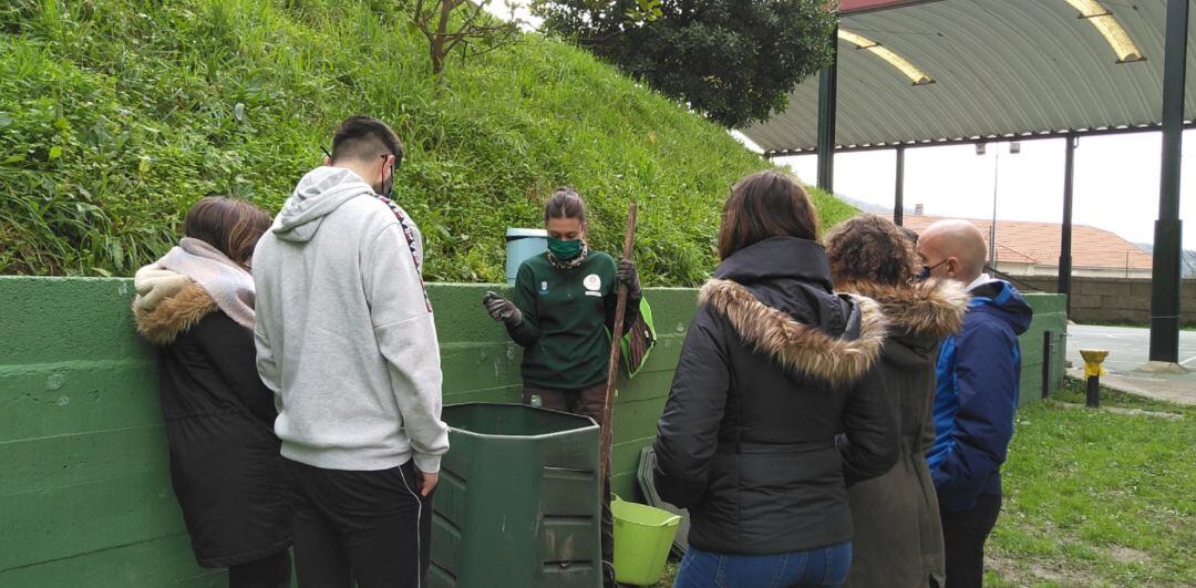 Técnica de Medio Ambiente del concello de Gondomar explicando el funcionamiento del compostaje en un centro escolar.