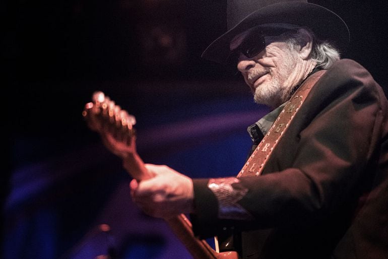 Merle Haggard durante una actuación de su gira de 2015