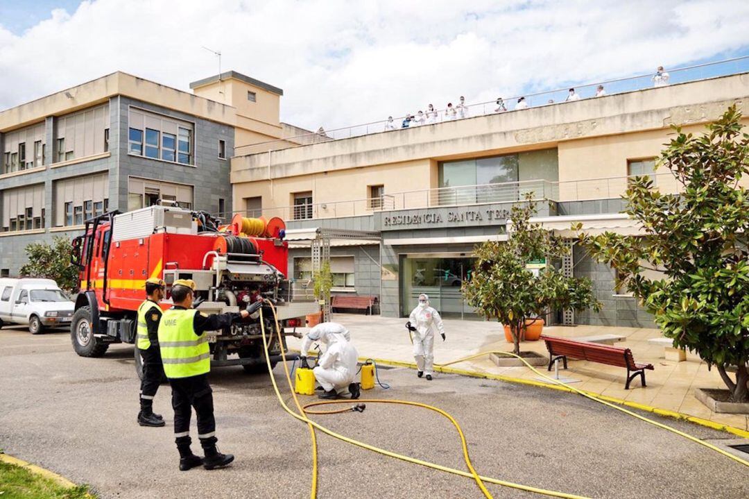 Efectivos de la UME realizan trabajos de desinfección en la residencia de personas mayores Santa Teresa, en Jaén