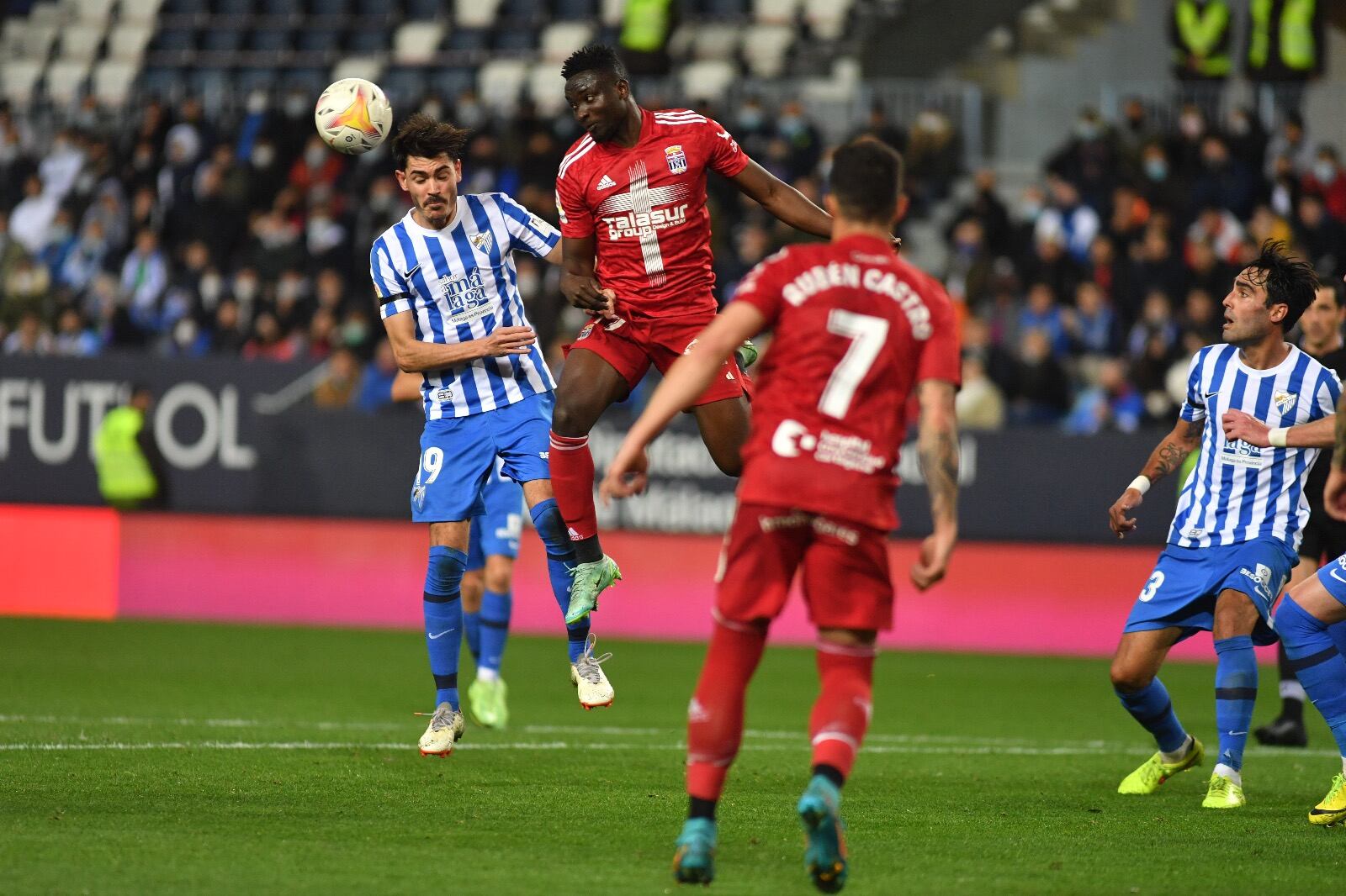 Dauda cabecea un balón
