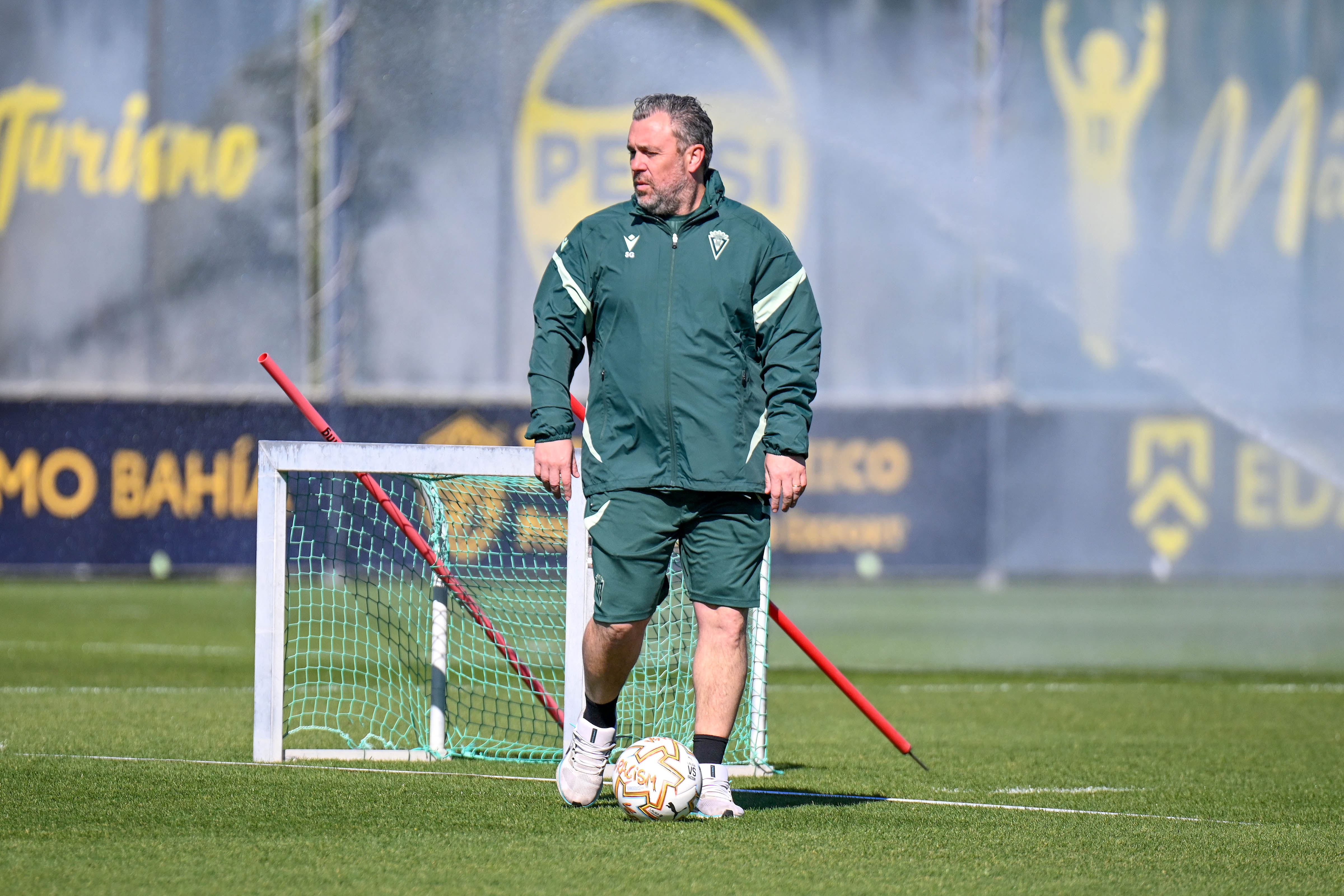 Sergio González dirigiendo un entrenamiento del Cádiz CF.
