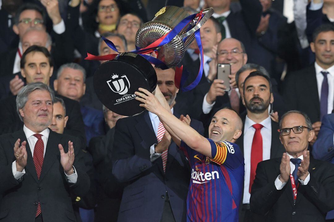 Andrés Iniesta levantando la Copa del Rey en la última final disputada