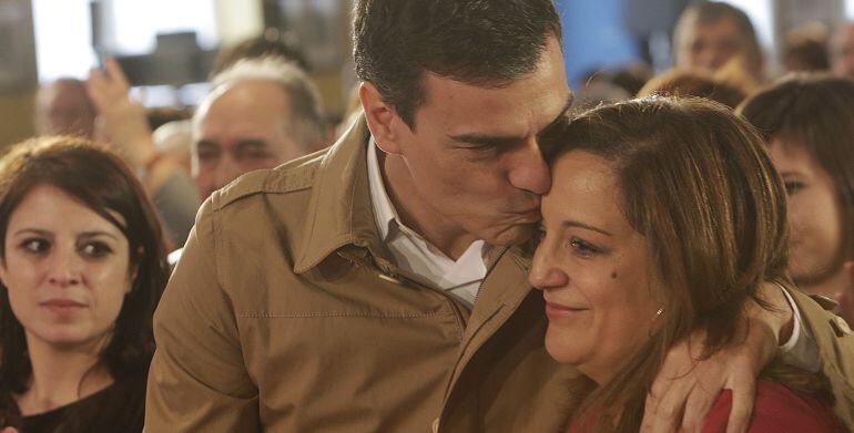 El secretario federal del PSOE, Pedro Sánchez, junto a la eurodiputada socialista Iratxe García en la clausura del foro &#039;La europa de los pequeños municipios en el mundo rural&#039;, que se celebra en Puebla de Sanabria (Zamora)