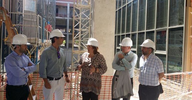 La anterior delegada de salud, María Ángeles Jiménez Samblás, en una visita a las obras del centro de salud en una foto de archivo.