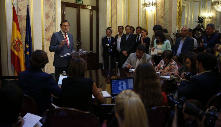 El presidente del Gobierno en funciones, Mariano Rajoy, durante la rueda de prensa ofrecida hoy en el Congreso 