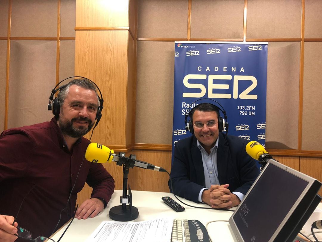 El hermano mayor de La Estrella, Manuel González Moreno, a la derecha, junto a Paco García en el estudio de Cruz de Guía